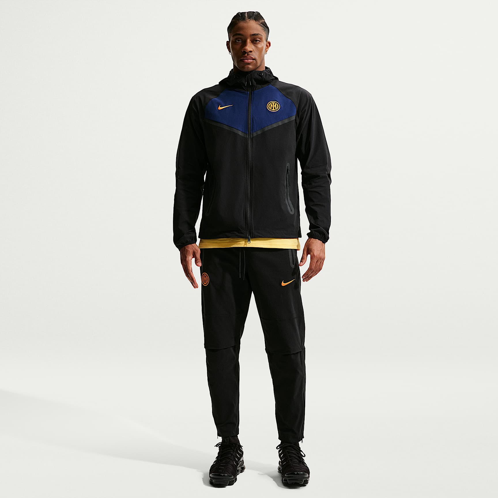 Inter Milan Tech Men's Nike Football Woven Pants. Nike RO